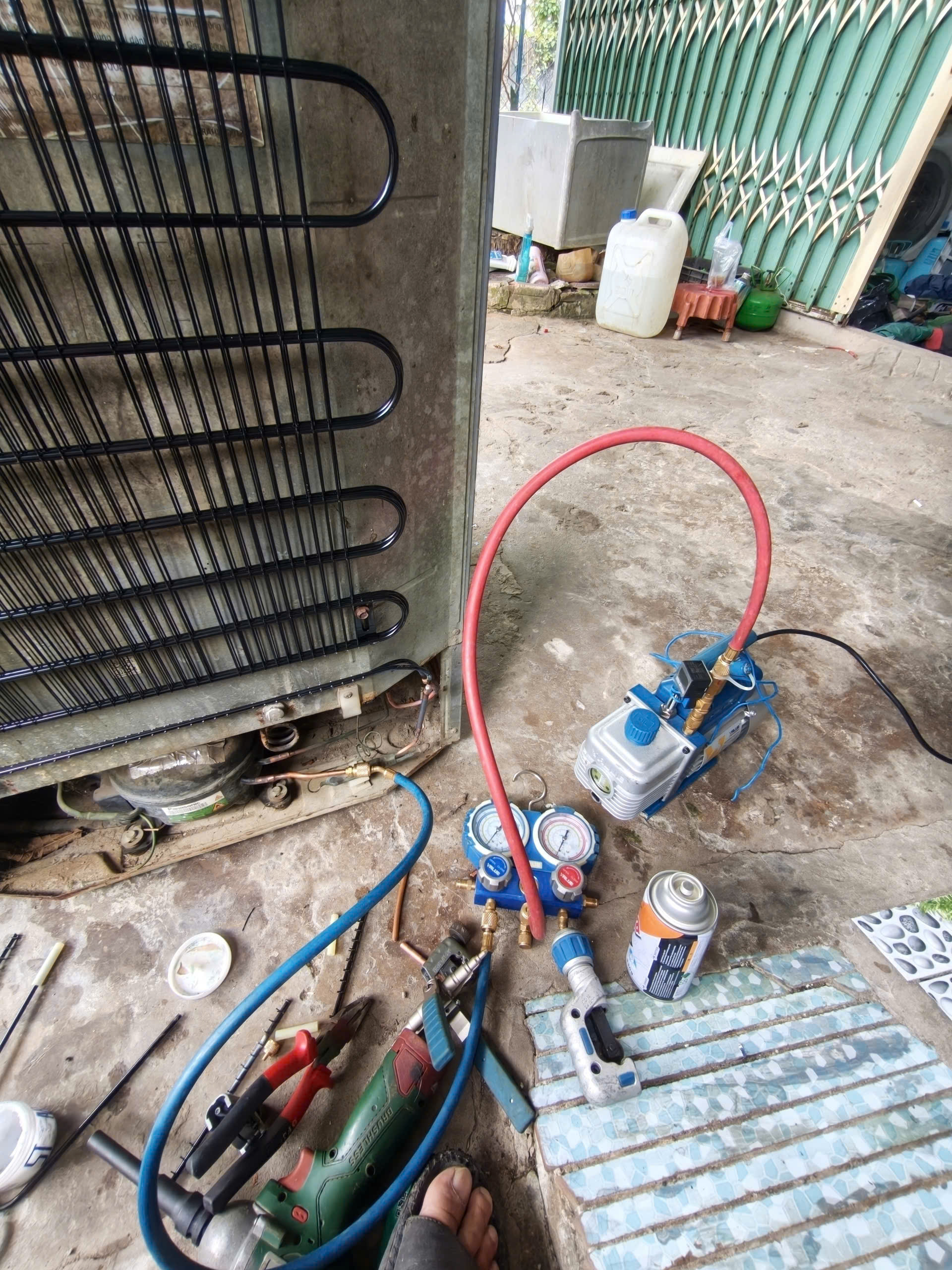 Thợ sửa tủ lạnh Bình Chánh kiểm tra tủ lạnh tại nhà
